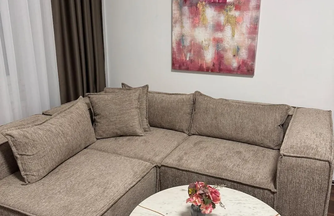 New! Centrally Located 5 Lejlighed